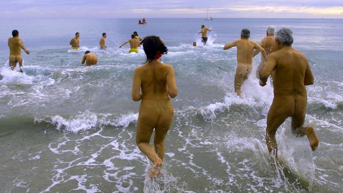 Un hommage nu aux Chetniks et une recherche de plages nudistes sur la Côte d’Azur